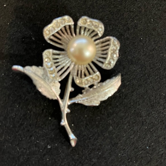 Sarah Coventry Jewelry - Signed Sarah Coventry in a Silver tone flower with faux pearl